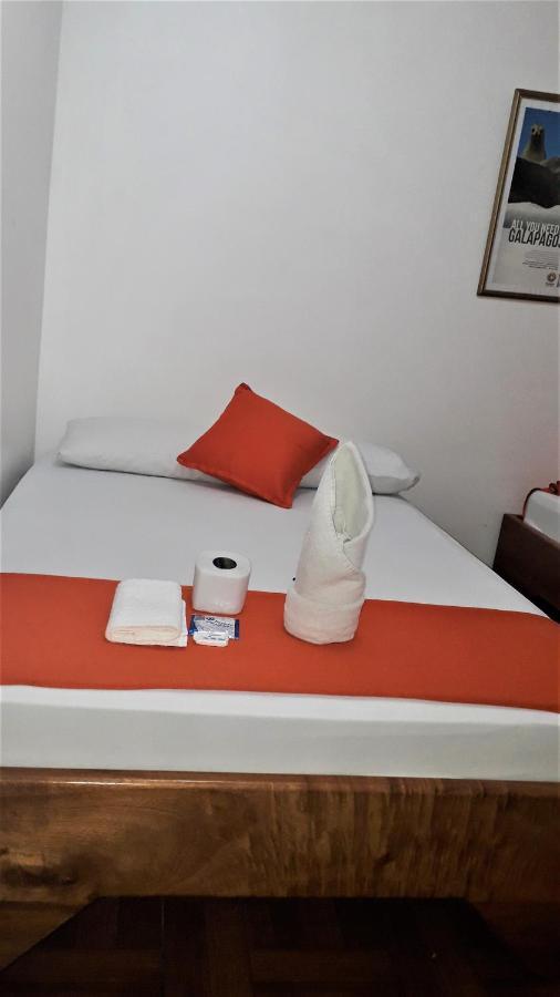 Hostal El Pinzon Puerto Ayora  Buitenkant foto
