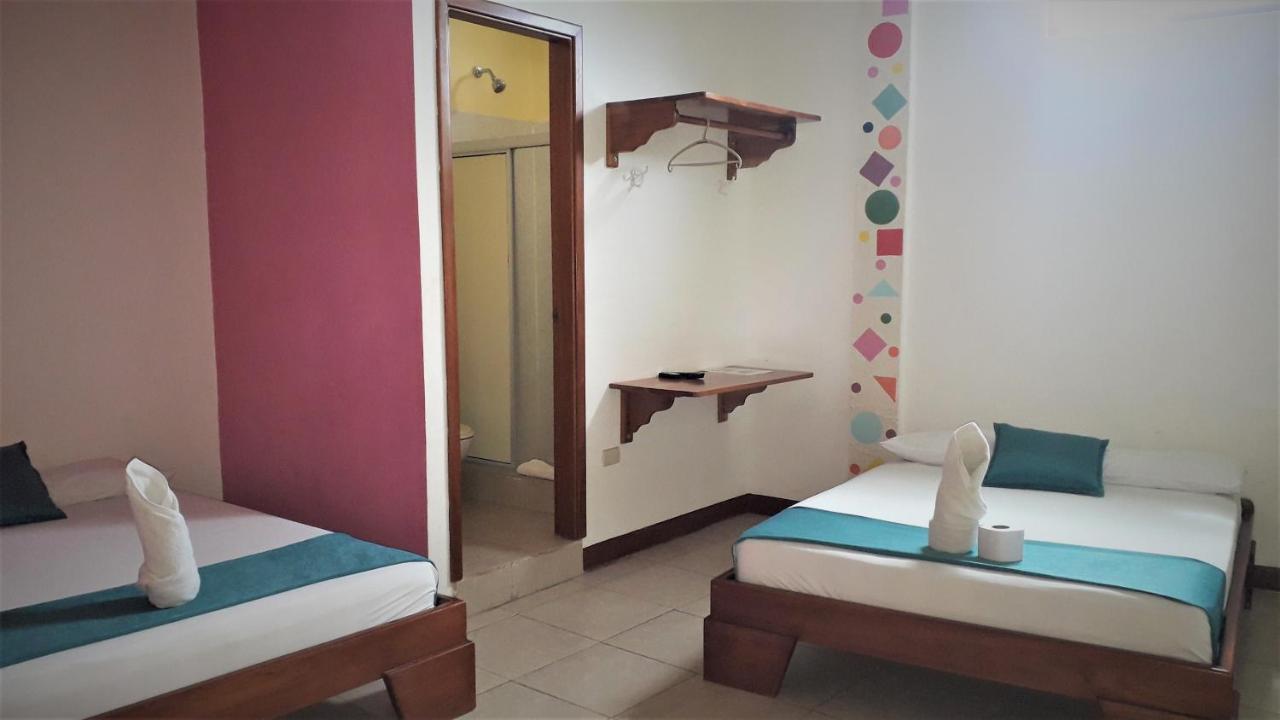 Hostal El Pinzon Puerto Ayora  Buitenkant foto