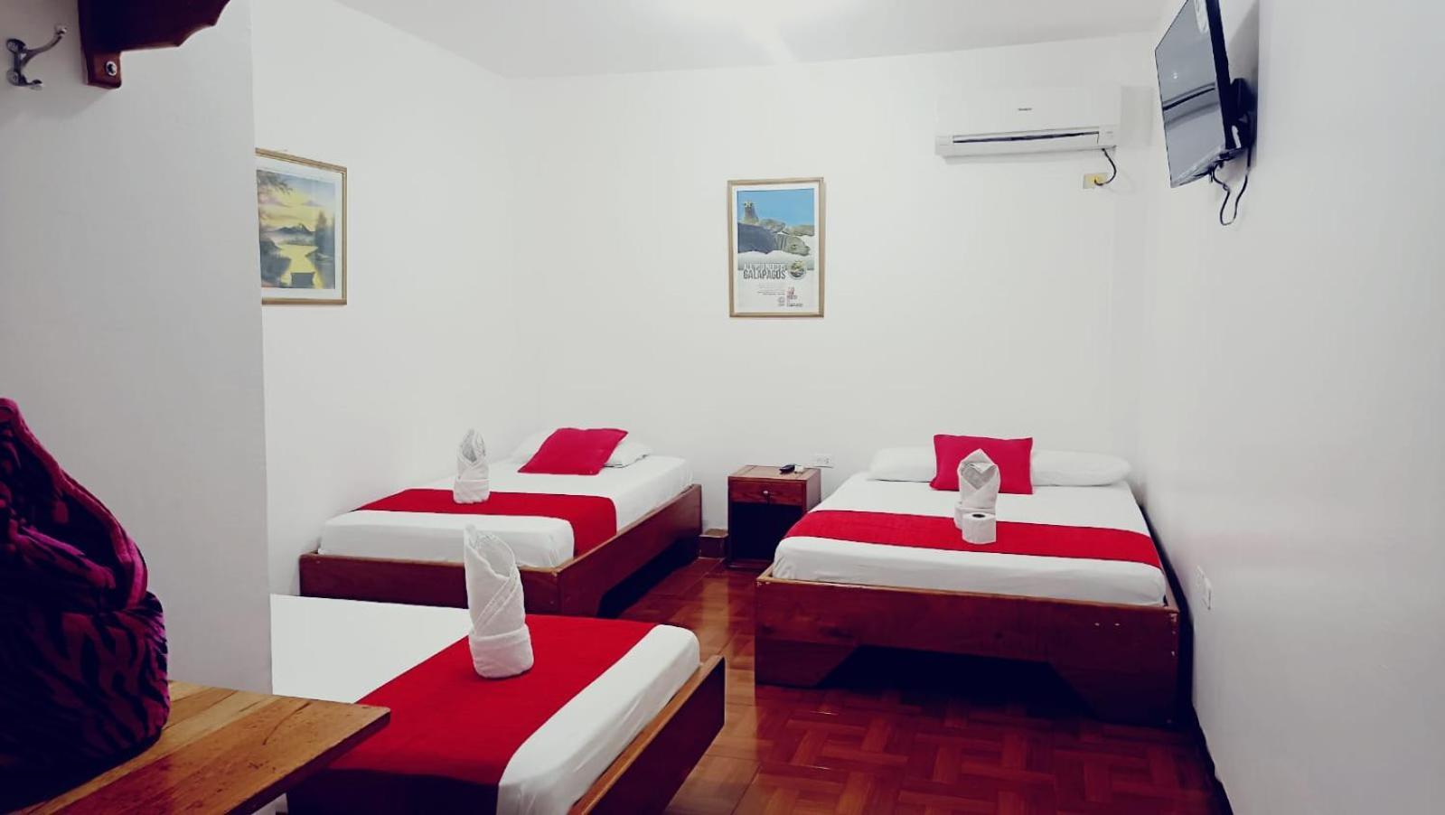 Hostal El Pinzon Puerto Ayora  Buitenkant foto